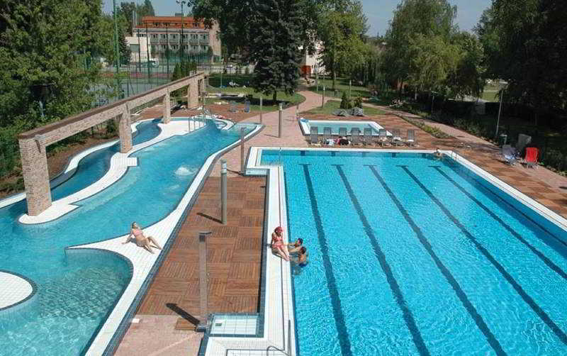 Holiday Beach Budapest Wellness Hotel With Sauna Park Facilities photo